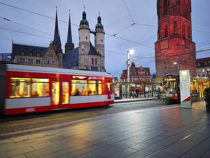 Straßenbahn auf dem Marktplatz in Halle (Saale) (Archiv)