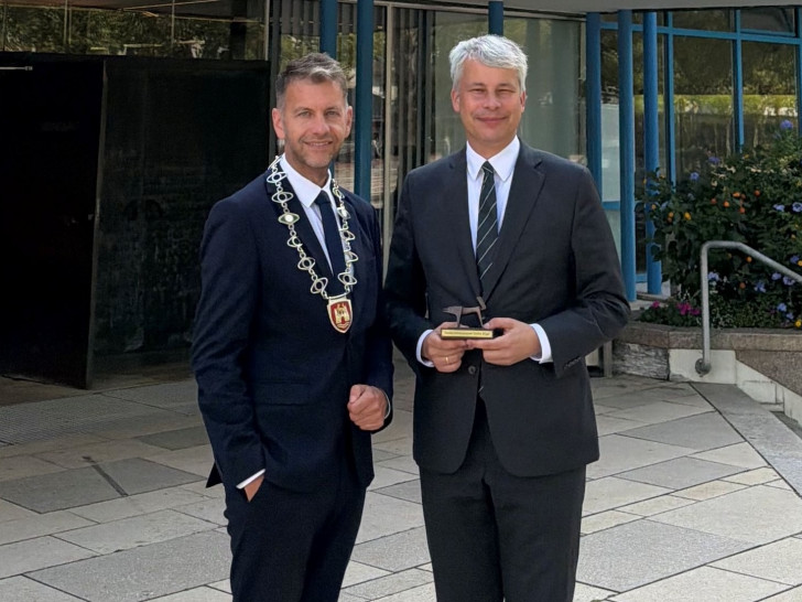Bundesverkehrsminister Steffen Bilger (re.) mit Oberbürgermeister Dennis Weilmann vor dem Wolfsburger Rathaus.