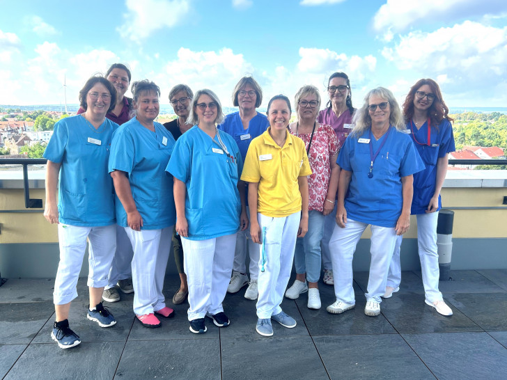 Das Team (von links): Astrid Buttler, Pflegefachfrau, Jennifer Meinardus, Ergotherapie, Irene Safonow, Pflegefachkraft, Malgorzata Hoffmann, Entlassmanagement, Nadine Steinadler, Stationsleitung, Dr. med. Christine Germer, Chefärztin, Julia Bergmann, Physiotherapeutin, Birka Zimmermann, Verwaltung, Anja Klaes, Kunsttherapeutin, Dagmar Donath, Oberärztin, Kateryna Moldovan, Oberärztin