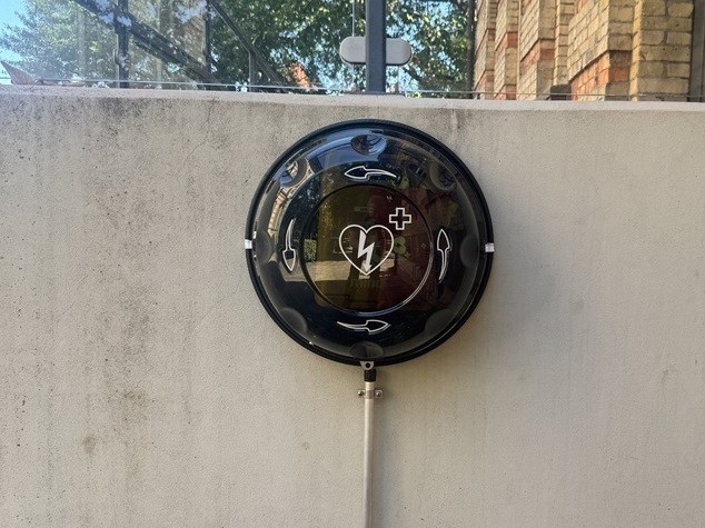 Am Bürgerzentrum in Vechelde hängt nun ein Defibrillator.