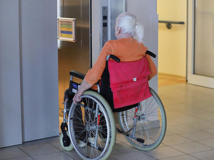 Alte Frau in einem Pflegeheim (Archiv)