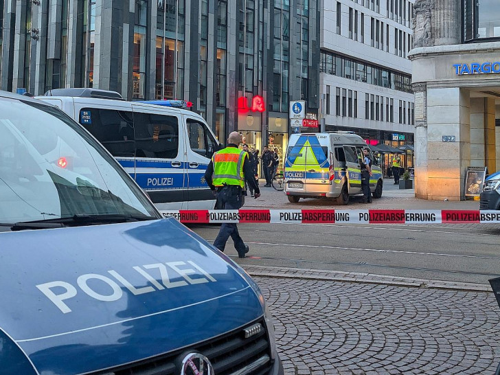 Auto fährt in Leipzig in Menschenmenge (Archiv)