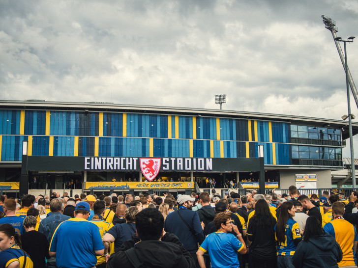 Das Stadionschild am Haupteingang des EINTRACHT-STADIONs wurde eingeweiht.