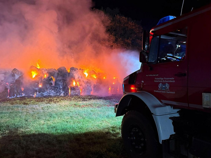 Ortsfeuerwehren bekämpfen Brand von 500 Heuballen (Archiv)