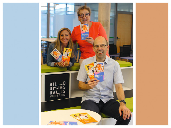 Frisch erschienen: das neue Semesterprogramm des Bildungshauses Wolfsburg. Bildungshausleiter Björn Bertram freut sich auf Teilnehmer in der Volkshochschule und Besucher in der Stadtbibliothek. 