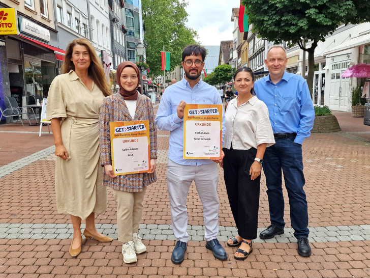 Stellten starke Ideen für die Peiner Innenstadt vor: Anja Barlen-Herbig (Geschäftsführerin Peine Marketing, v.l.), Saliha Isleyen (Gründerin Start-up AILA), Ferhat Arvis (Gründer Start-up Tutor Network), Saha Onal-Elmas (Leiterin der Stabsstelle Wirtschaftsförderung der Stadt Peine) und Peines Bürgermeister Klaus Saemann (Aufsichtsratsvorsitzender Peine Marketing).