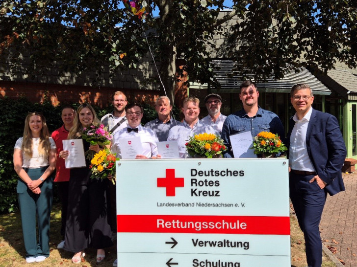 Erfolgreicher Abschluss beim DRK-Rettungsdienst Wolfenbüttel: Im Vordergrund (v. l.) Praxisanleiterin Angelina Antoine, die frisch ausgebildeten Notfallsanitäter Josie Piechatzek, Manuel Knigge, Justus Wigmann und André Buchholz sowie Geschäftsführer Björn Försterling. Dahinter (v. l.) die Praxisanleiter Stefan Trampenau, Gian Luca Procarelli und André Schulze sowie Rettungsdienstleiter Peter Jörgensen.