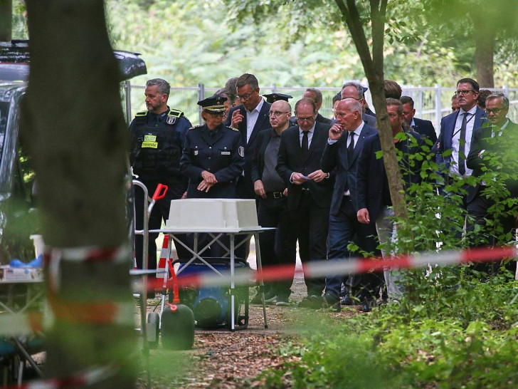 Alexander Dobrindt und Kai Wegner am Tatort der CSD-Todesfahrt