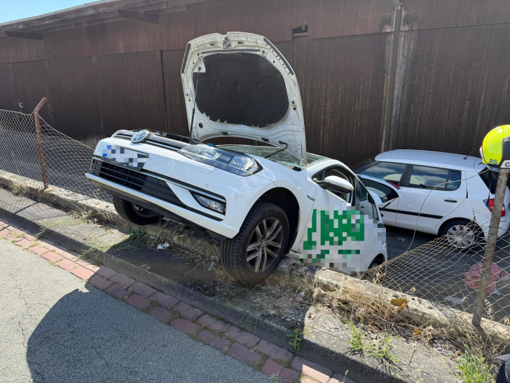 Das Auto stürzte eine Mauer hinab.