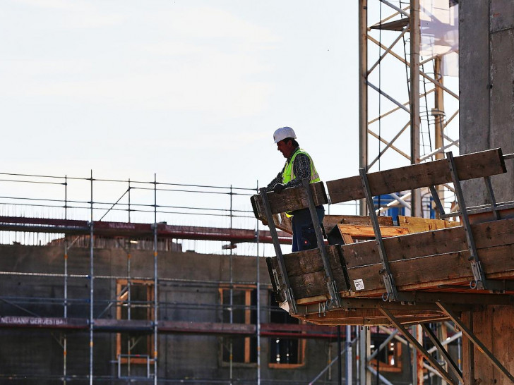 Bauarbeiter auf einer Baustelle (Archiv)