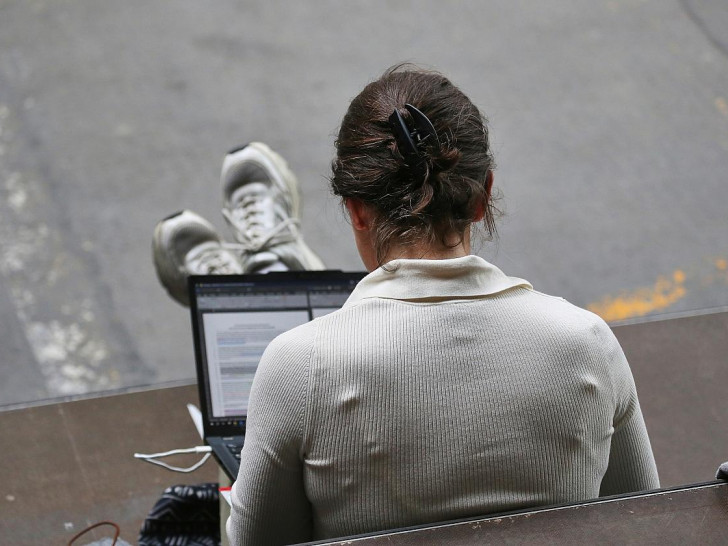 Frau mit Laptop (Archiv)