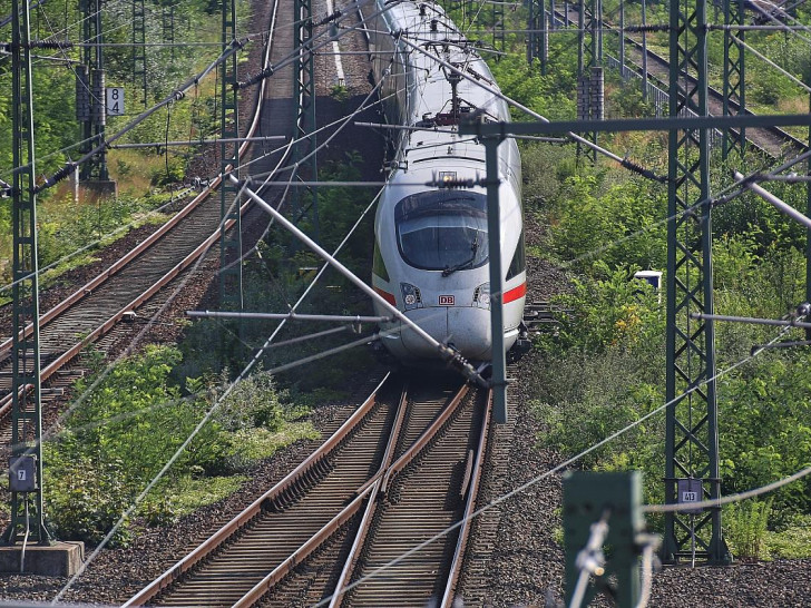 ICE T auf Bahnstrecke (Archiv)