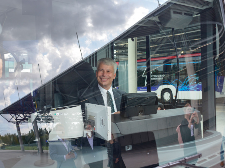 Bundesverkehrsminister Steffen Bilger am Steuer eines der neuen E-Busse, wo er zuvor den Lade-Vorgang gestartet hatte. 