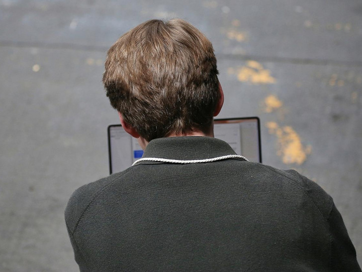 Mann mit Laptop (Archiv)