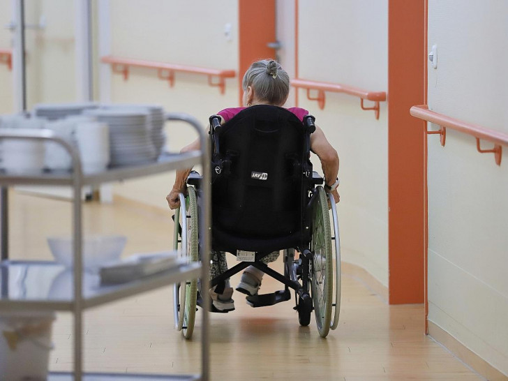 Alte Frau in einem Pflegeheim am 14.08.2026