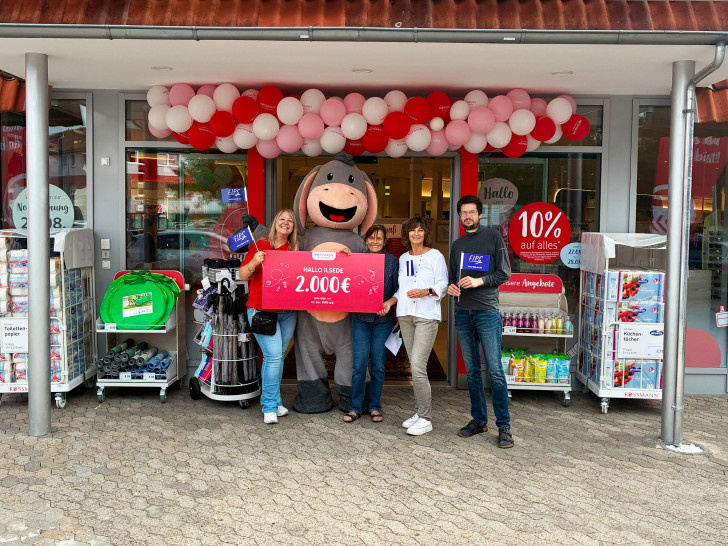 Große Freude über die Unterstützung für den FIPS e.V. in Ilsede: Peggy Eckerlebe (Rossmann Filialleitung), Martina Stelter (Geschäftsführerin FIPS e.V.), Heike Herrmann (Leitung des Wohnheims Ilsede) und Mirko Busack (FIPS e.V.) (v. li.).