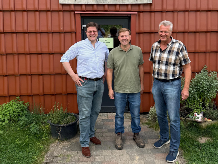 Karl-Friedrich Wolff von der Sahl (Vorsitzender Landvolk Braunschweig), Jörn Cramm (Vorstandsmitglied Landvolk Braunschweig) und Manfred Walkemeyer (Kreislandwirt Braunschweig) (v. li.).
