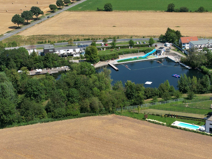 Das Schwimmbad aus der Vogelperspektive.