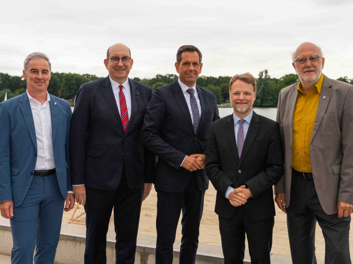 Ralf Sygusch, Verbandsdirektor Regionalverband Großraum Braunschweig; Matthias Wunderling-Weilbier, Staatssekretär im Nds. Ministerium für Wirtschaft, Verkehr und Bauen; Ministerpräsident Olaf Lies, Gerald Heere, Nds. Finanzminister und Detlef Tanke, Verbandsvorsitzender Regionalverband Großraum Braunschweig (v. li.).