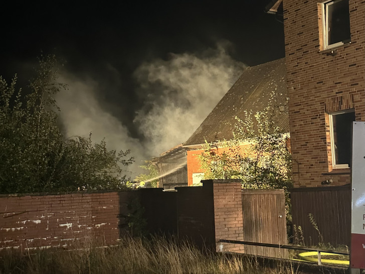 Am Freitagabend wurde die Feuerwehr zu einem Brandeinsatz in die Lindenstraße nach Knesebeck alarmiert. 