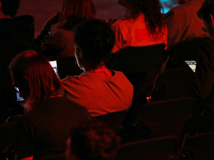 Junge Leute mit Smartphone in der Hand (Archiv)