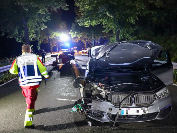 Der BMW wurde massiv beschädigt.