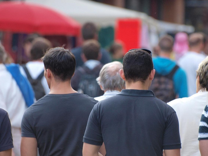 Männer in einer Fußgängerzone (Archiv)