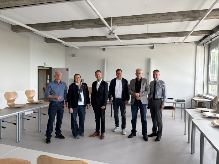 Besichtigten die neuen Räumlichkeiten des THG: Oberbürgermeister Dennis Weilmann (3. v. l.) und Kai-Uwe Hirschheide, Erster Stadtrat und Stadtbaurat (2. v. r.). 