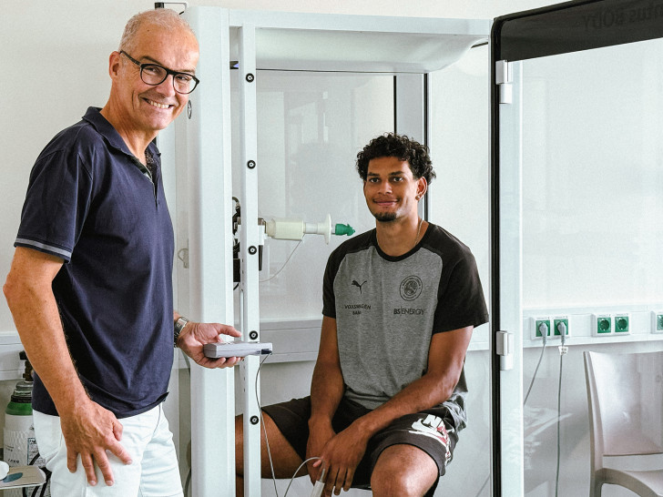 Romario Holloway nahm Platz zum Lungenfunktionstest bei Dr. Volkmar Nerreter. 