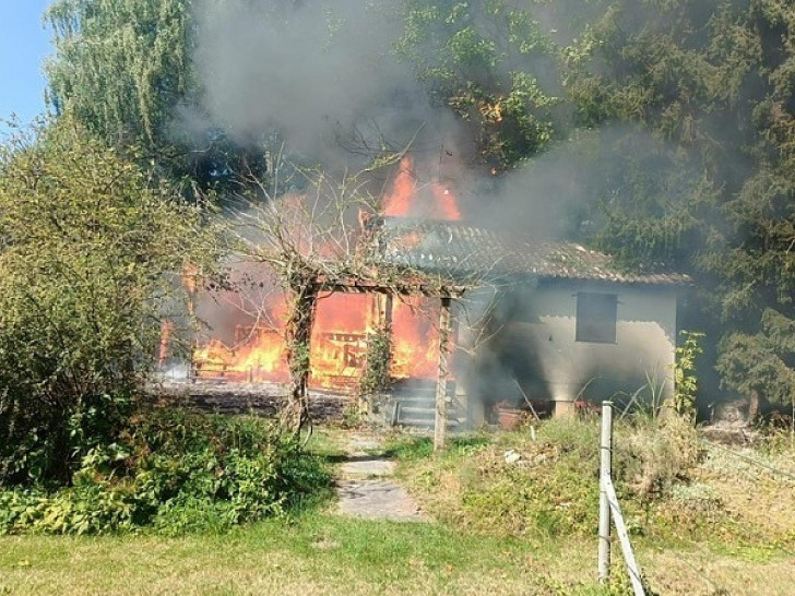 Gartenhütte in Brand (Archiv)