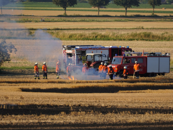 Am Mittwochabend war die Feuerwehr auf einem Feld bei Adersheim aktiv.