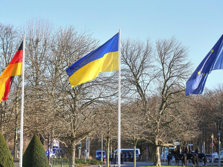 Fahnen von Deutschland, Ukraine und der EU (Archiv)