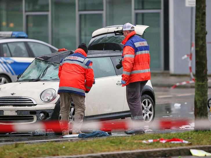 Auto fährt in München in Menschenmenge (Archiv)