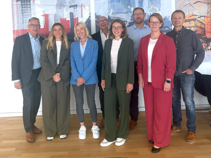 Die neuen Mitglieder im Aufsichtsrat, mit der Aufsichtsratsspitze und der Stadtwerke-Vorständin.