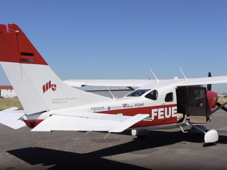 Der Feuerwehr Flugdienst überwacht aus der Luft. 