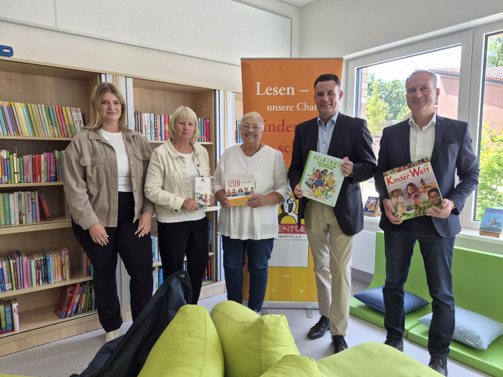 Wie an der Adam-Riese-Schule sollen künftig Lesepatinnen und -paten an weiteren städtischen Schulen Kinder beim Lesen lernen unterstützen. Darüber tauschten sich heute u.a. Annette Polonyi (2.v.l.), 1. Vorsitzende des Vereins Lesementor Isenbüttel e.V., Bürgermeister Matthias Nerlich (2.v.r.) und Heiko Winkelmann (r.), Rektor der Adam-Riese-Schule, aus.