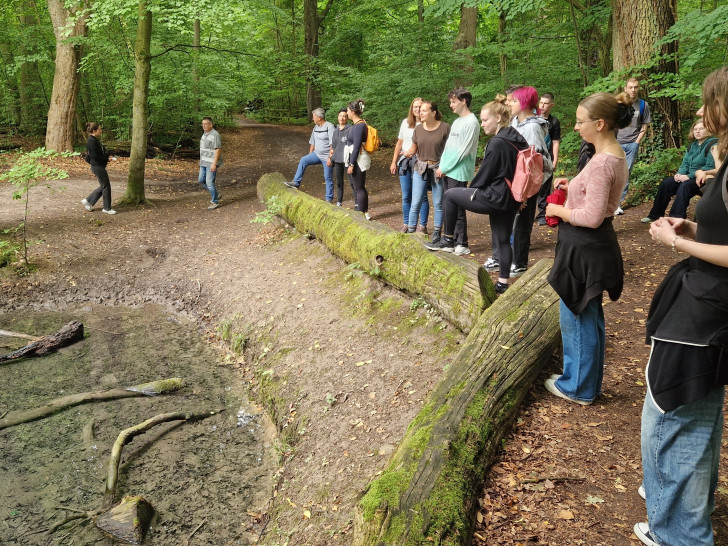 Malerische Stationen: Die Wandergruppe absolvierte unterwegs vier Achtsamkeitsübungen, teils in der Stadt, teils im Wald. 