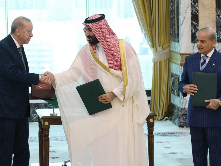 Türkei, Saudi-Arabien und Pakistan unterzeichnen trilaterales Verteidigungsabkommen in Mekka am 07.08.2026