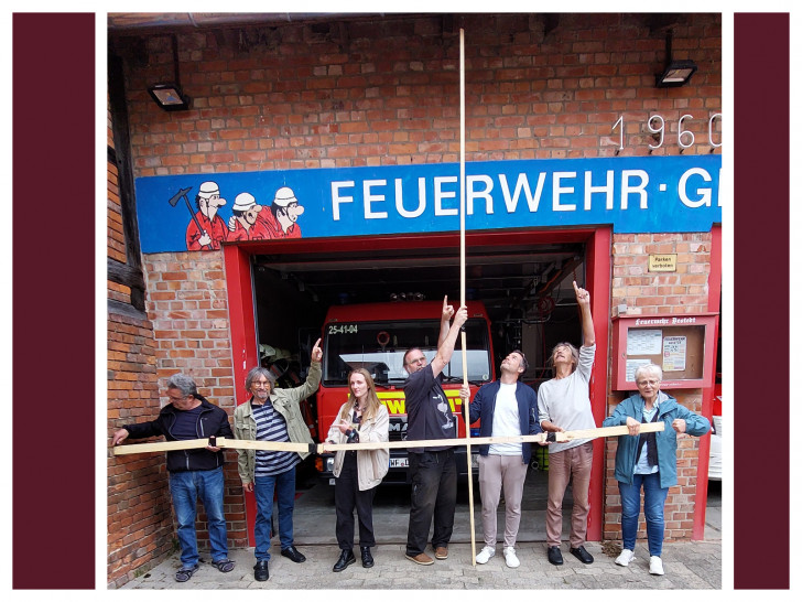 Die Destedter Grünen zeigen, dass das zukünftige Feuerwehrauto nicht in die Garage passen wird, v.l.: Giovanni Guarascio, Ortsbürgermeister Diethelm Krause-Hotopp, Annalena Mette, Markus Diedrich, Ulrik Beilke, Christian Rothe-Auschra und Stefanie Barz.