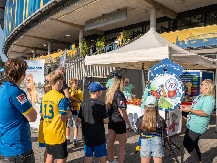 Am vergangenen Freitag hatte die Kroschke Kinderstiftung ihren Auftritt als Spieltagspartner beim Spiel Eintracht Braunschweig gegen VfL Bochum.