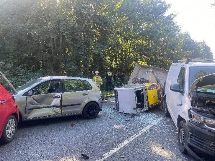 Auffahrunfall mit sechs beteiligten Fahrzeugen sorgt für erhebliche Verkehrsbehinderungen im Stader Feierabendverkehr (Archiv)
