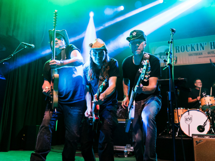 Mehrere Gitarren prägen das musikalische Gesicht der Band Rockin’ Horse.