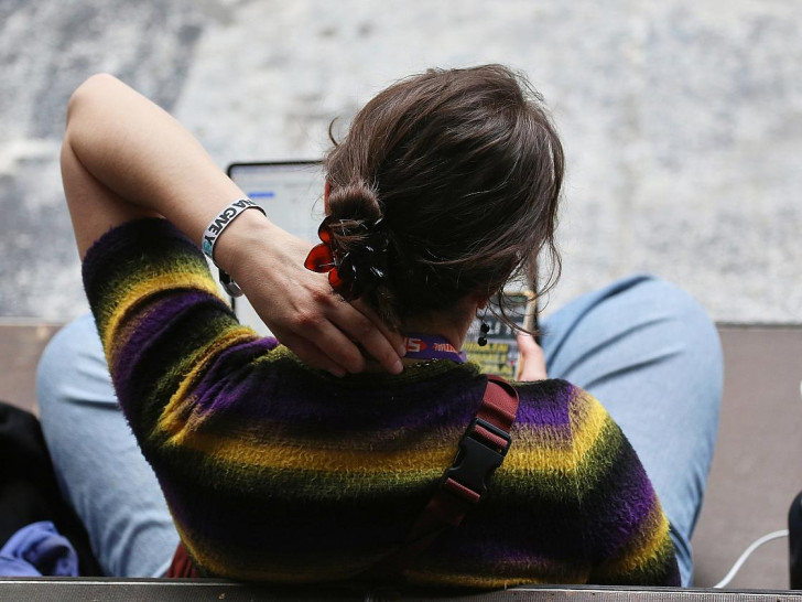Frau mit Laptop (Archiv)