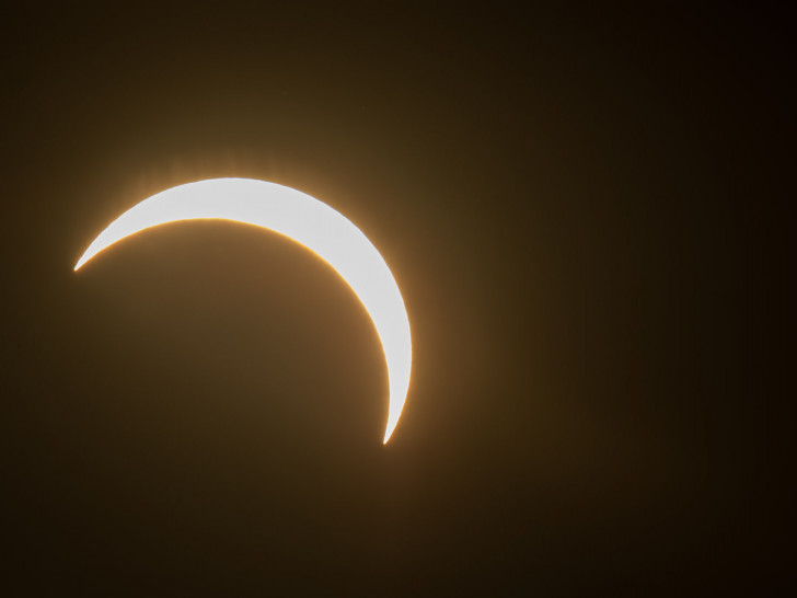 Der Mond ließ von der Sonne nur noch eine schmale Sichel übrig.