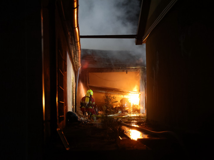In der Gewerbestraße in Salzgitter brannten fünf Garagen.