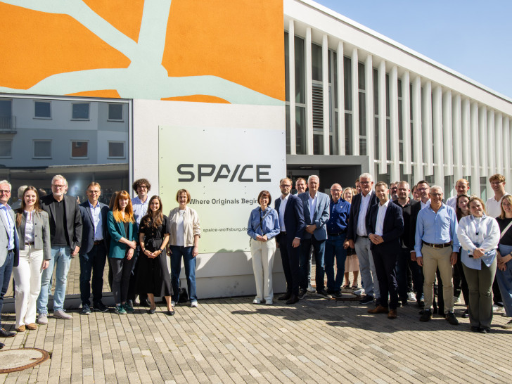  Gemeinsam mit Gästen aus Politik und Wirtschaft sowie Partnern des Start-up-Zentrums präsentierten die Wolfsburg Wirtschaft und Marketing GmbH (WMG) und die Stadt Wolfsburg jetzt die neue Marke.