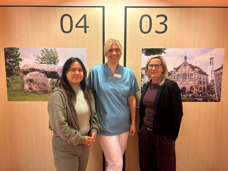 Fotografin Thanh Van Do, Stationsleitung Yasmin Krüger und Pflegedirektorin Aline Prasse (v. li.).