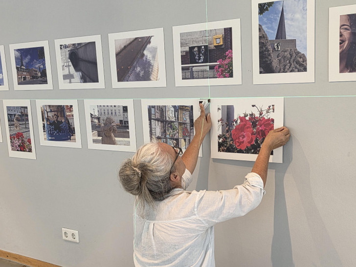 Künstlerin Yvonne Salzmann bereitet die Ausstellung im Museum vor.