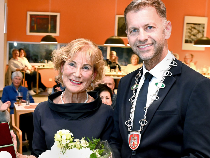 Oberbürgermeister Dennis Weilmann zeichnet Angelika Dorothea Frenzel mit der Stadtplakette aus.