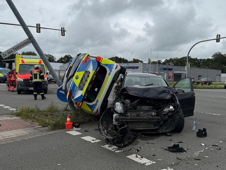 Der Streifenwagen kam zwischen einer Straßenlaterne und dem weiteren Unfallfahrzeug zum Stillstand. (Archiv)